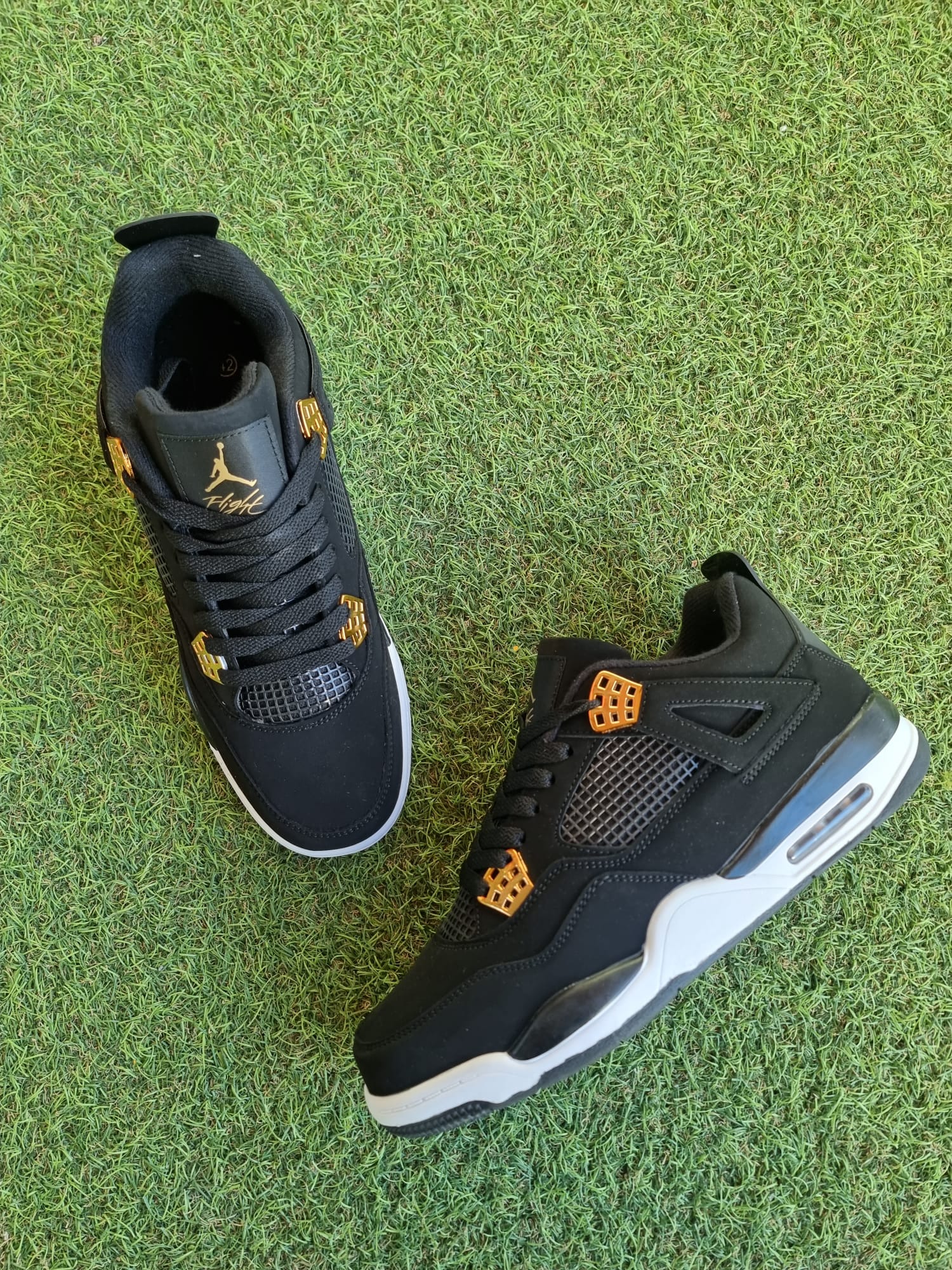 Jordan 4 negra oro