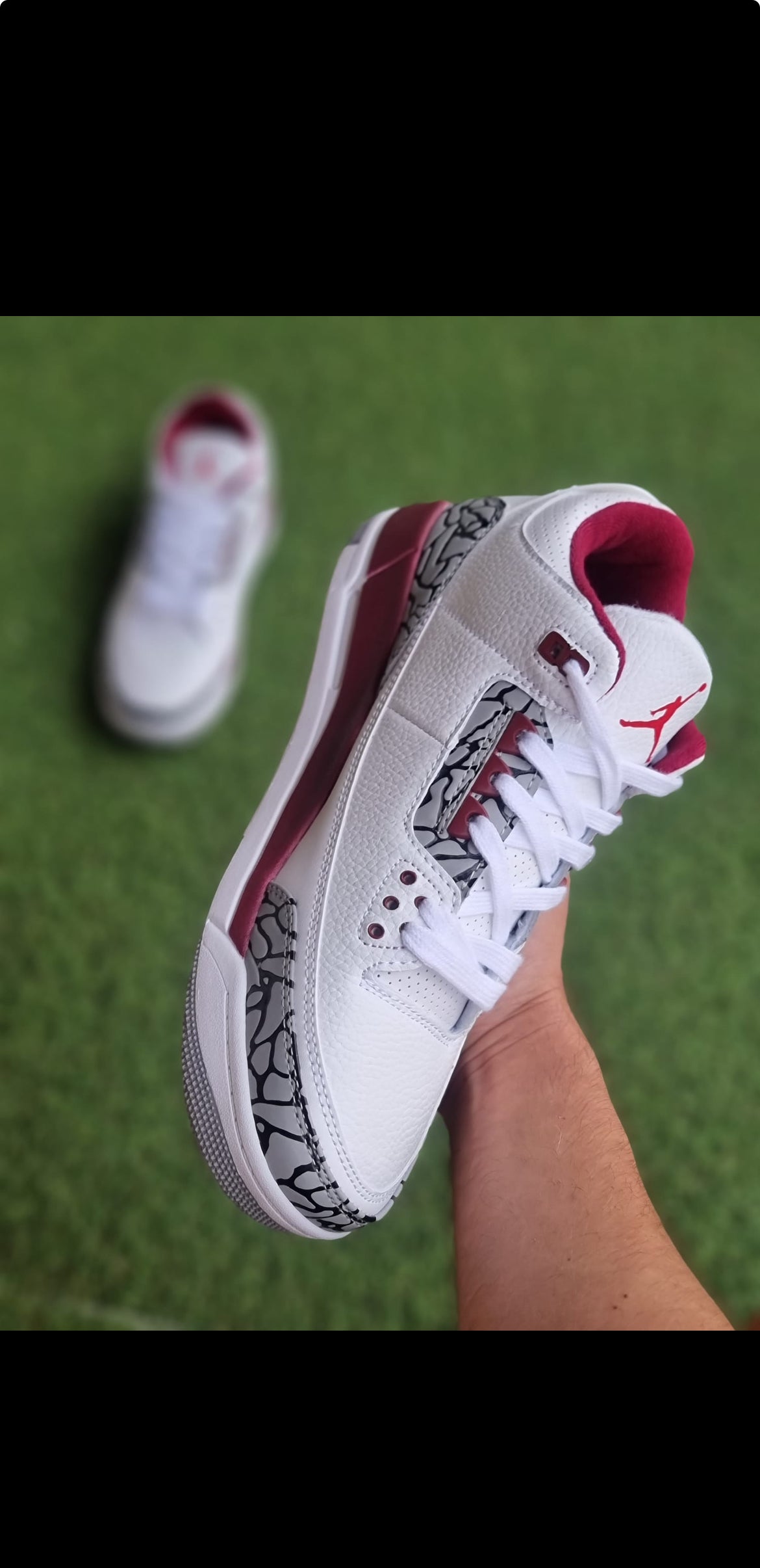 Jordan 3 blanca con rojo